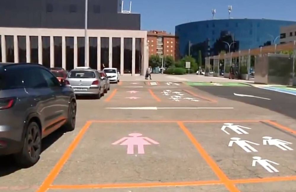 Espagne : des places de parking rose réservées aux femmes suscitent la controverse