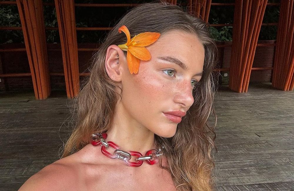 Island girl makeup : cette tendance beauté aux 55 millions de vues est la plus populaire du moment