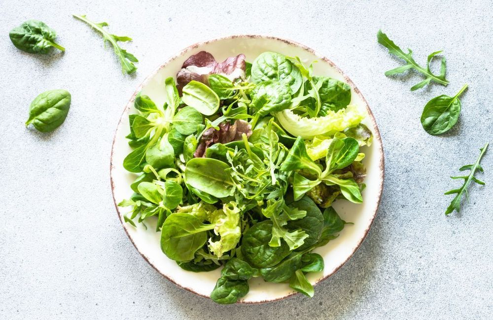 Manger de la salade le soir : un repas léger ou une grave erreur ?