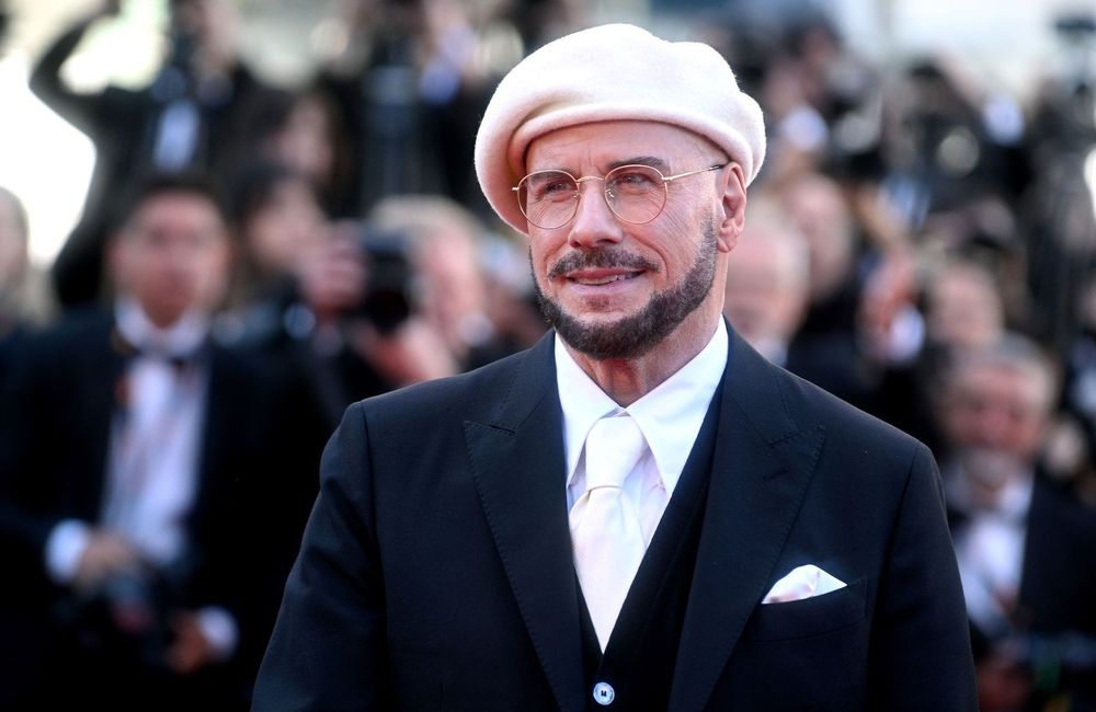 La surprenante raison derrière le béret blanc de John Travolta au Festival de Cannes