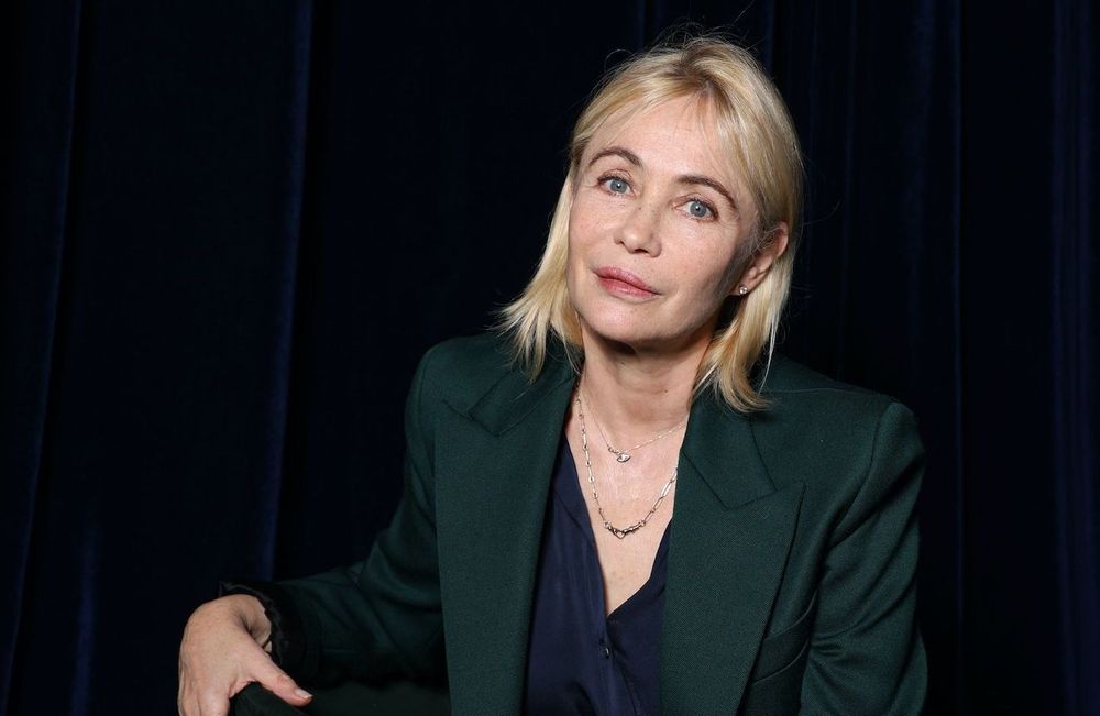 Emmanuelle Béart change de coupe de cheveux et affiche le carré idéal à tout âge