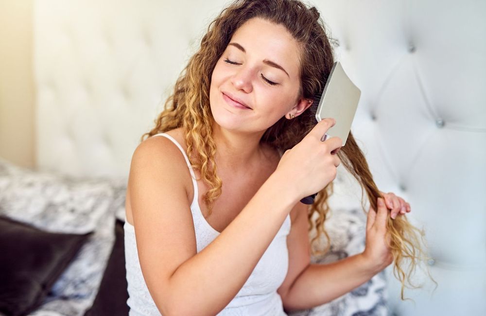 Coaching beauté : faut-il se brosser les cheveux avant de les laver ?