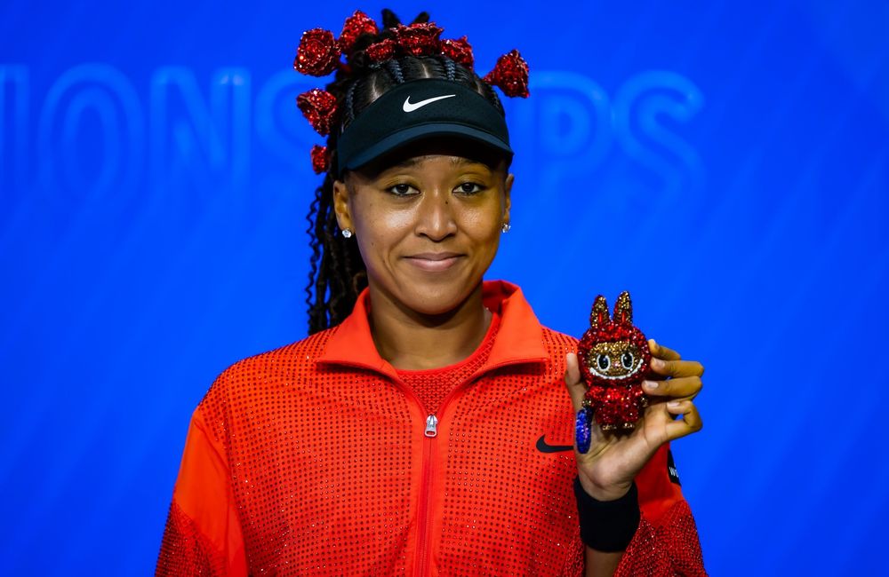 À l’US Open, Naomi Osaka exhibe fièrement un Labubu en or 24 carats assorti à son look