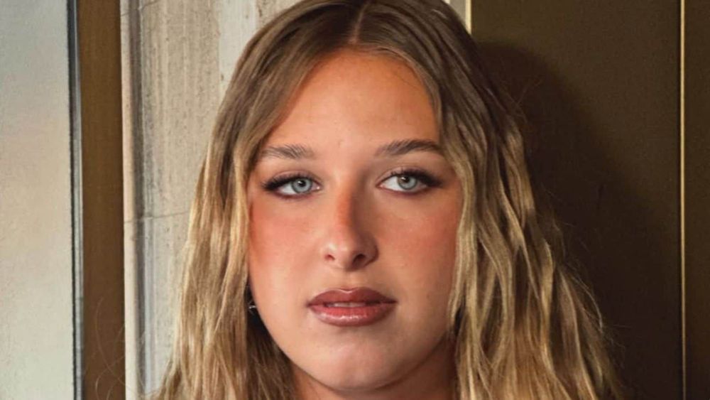 "Quel regard ensorcelant" : dans les tribunes de Roland-Garros, Héléna subjugue et éclipse une star internationale du ballon rond