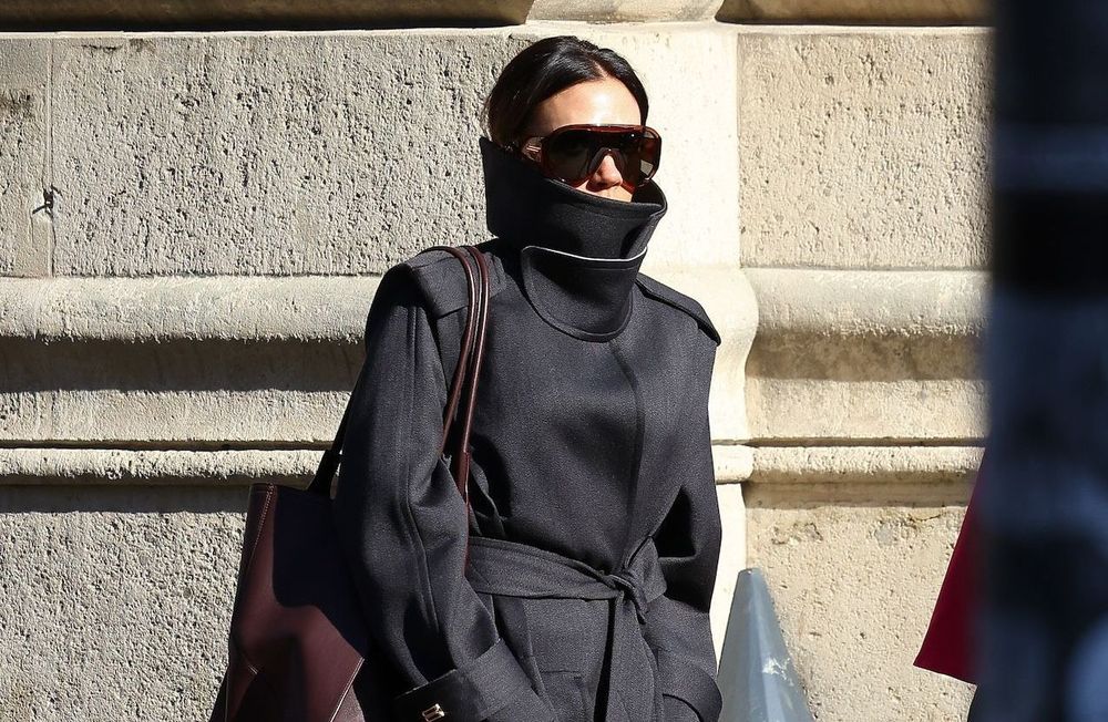 Victoria Beckham aussi succombe à l’« Olsen Tuck » , la tendance du style sans effort