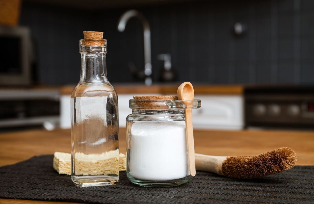 Pourquoi le vinaigre blanc est-il toujours conseillé pour nettoyer la cuisine ?