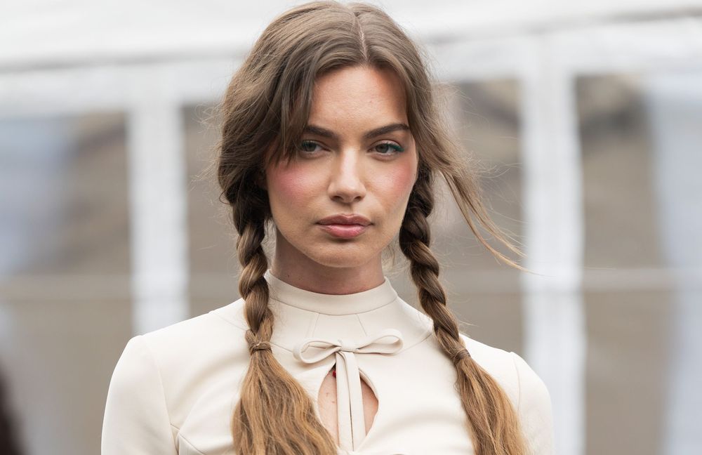 Cette coiffure d’enfance, accessoirisée d’un foulard, est notre nouvelle obsession pour la rentrée