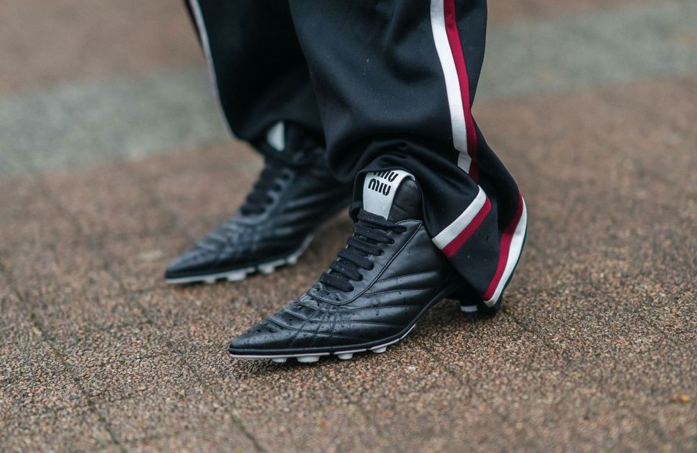 Les crampons : la tendance chaussure inattendue de l’été