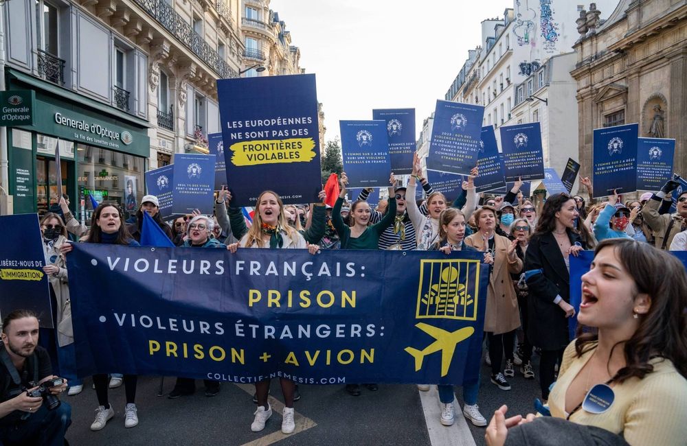 Affaire Lola : qu’est-ce que le collectif Némésis, qui a manifesté à l’ouverture du procès ?