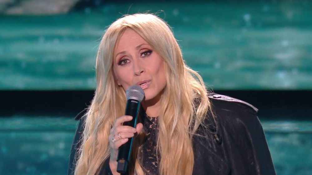Lara Fabian (Star Academy) perd son soutien-gorge sur scène : "J'étais gênée"