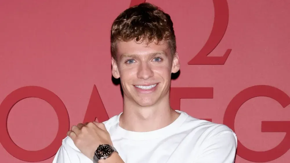 Léon Marchand reluqué par Florent Manaudou dans les vestiaires : "Ouah, tu es s...