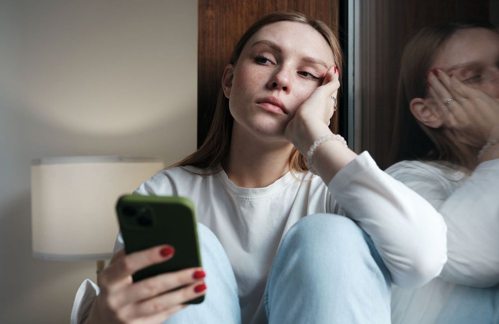 Qu’est-ce que le « prowling », ce comportement toxique qui crée une insécurité affective ?