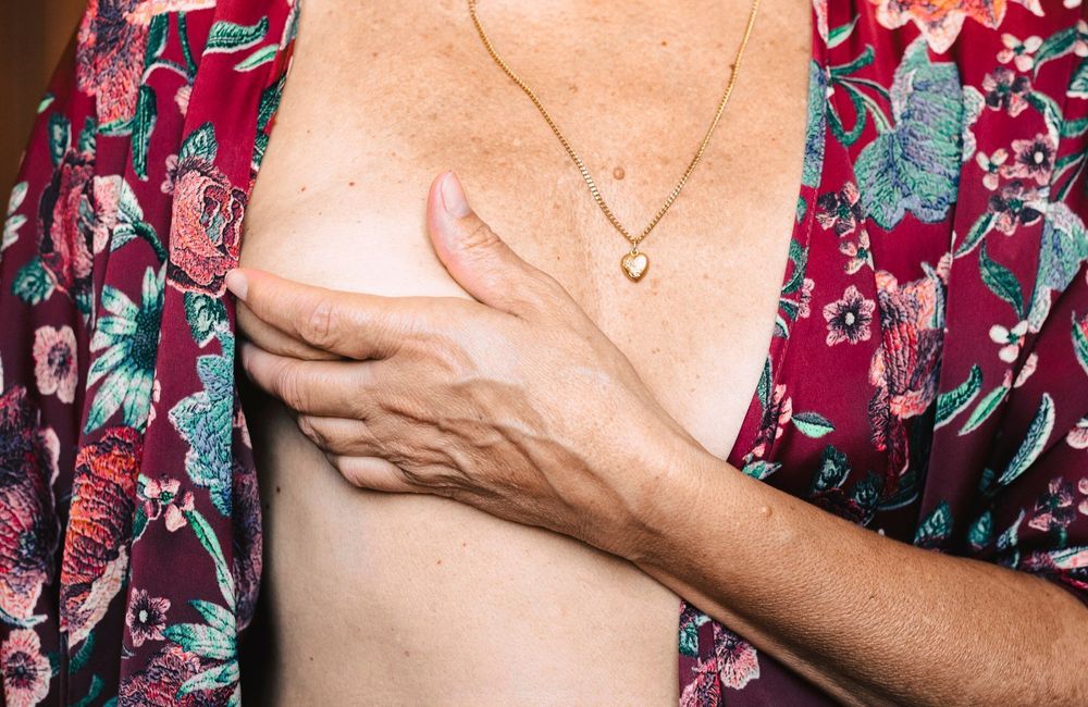 Prothèses mammaires, lipofilling ou lifting : comment choisir la bonne technique pour sa poitrine ?