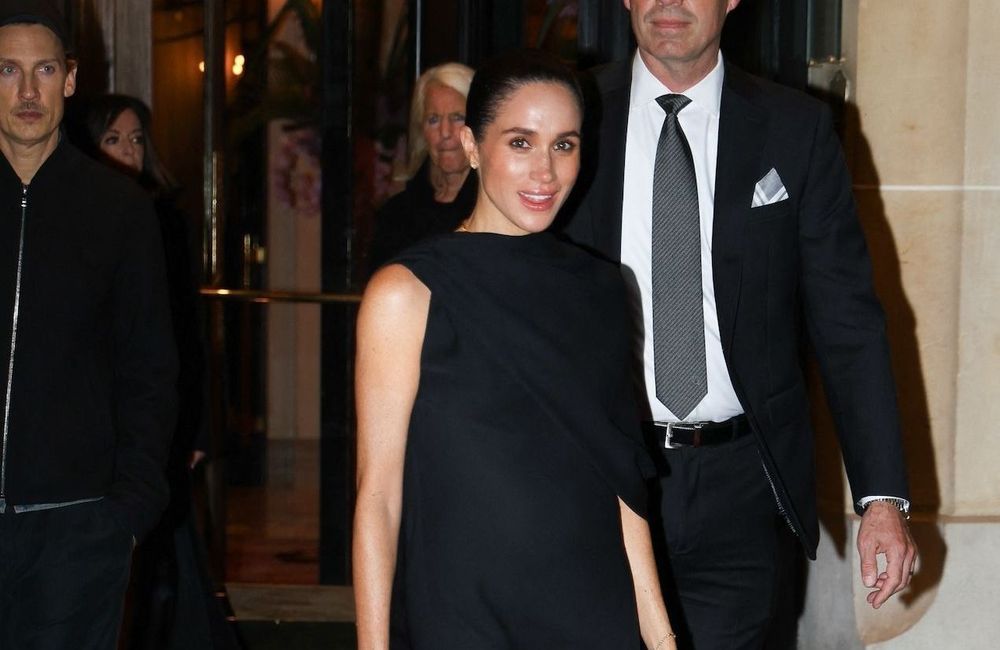 La robe satinée de Meghan Markle, l’alliée chic des fêtes de fin d’année