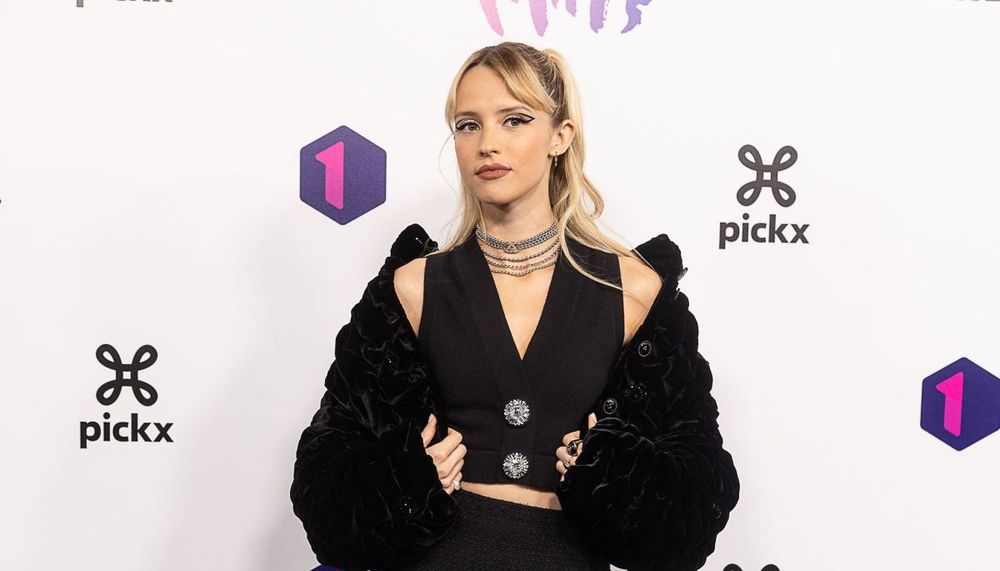 Angèle pose topless, la polémique éclate : "Si c’était Aya, la réaction serait différente"