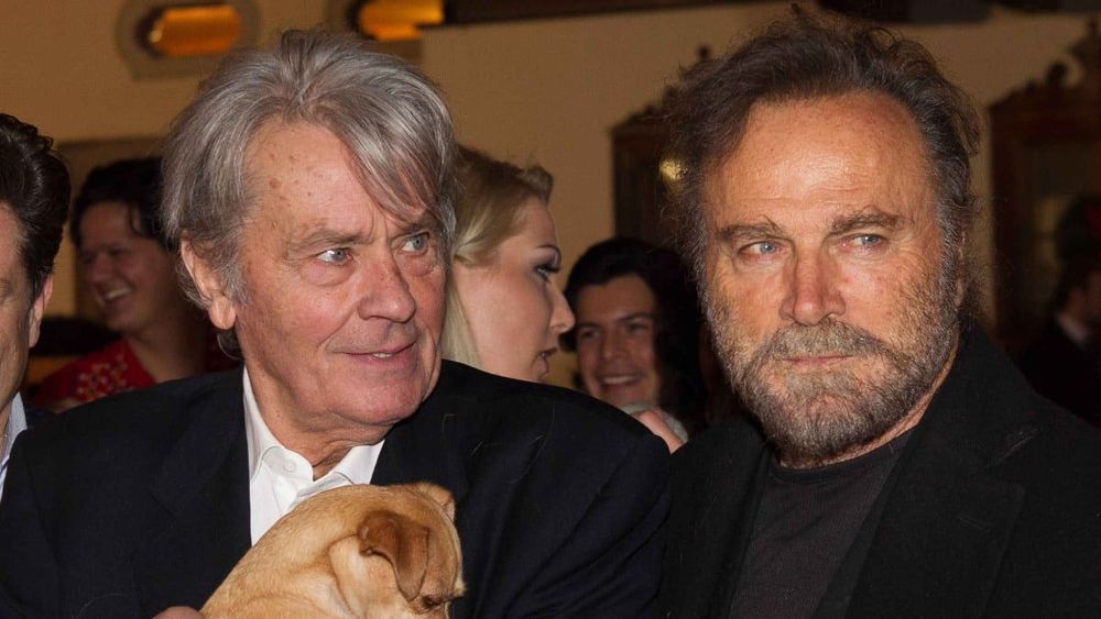 Alain Delon, près d'un an après sa mort : une liaison secrète avec un homme évoquée