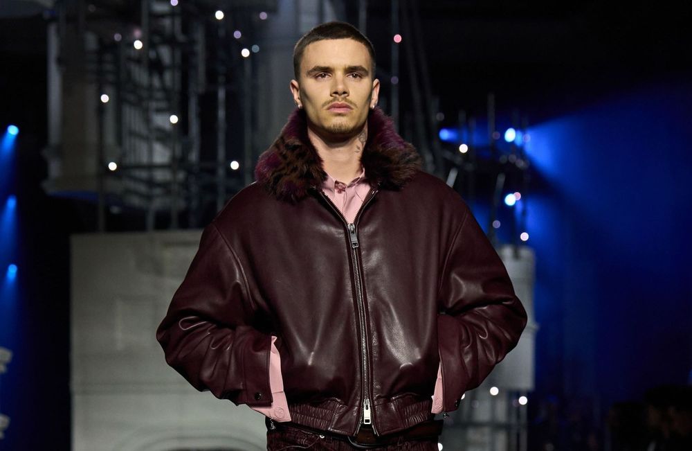 Loin des tensions familiales, Romeo Beckham défile pour Burberry