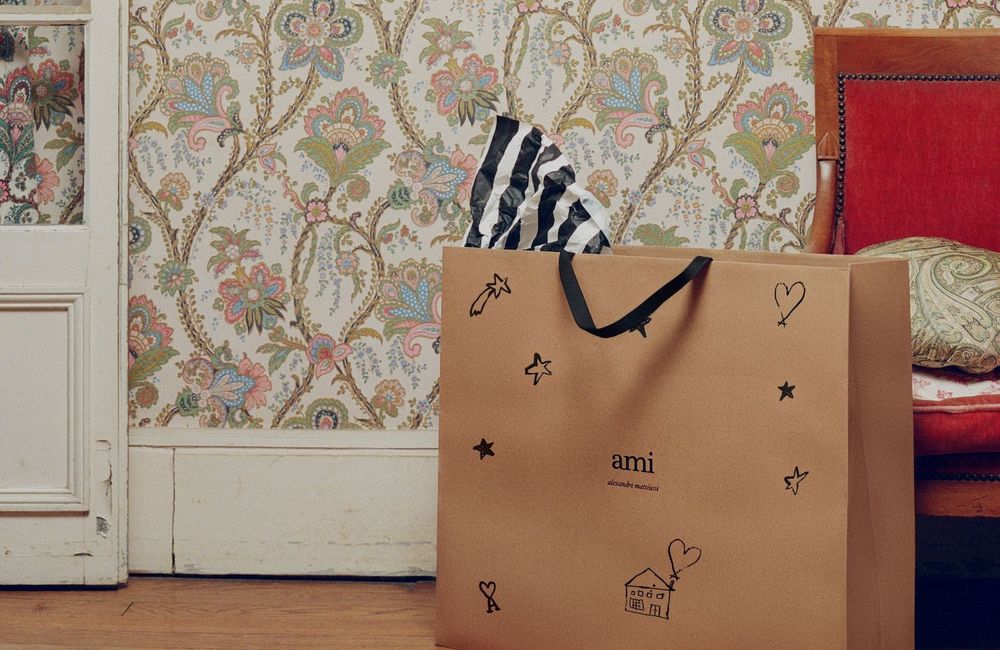 Le best of mode de la semaine : l’iconique sac « Valentino Garavani DeVain » revisité par neuf artistes, des lunettes de soleil à strass chez Ray-Ban…