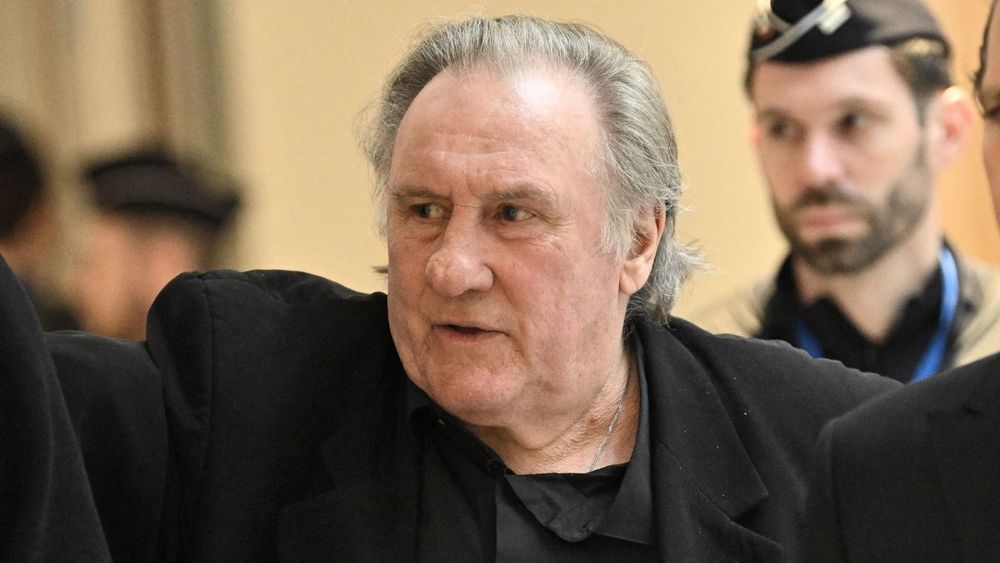 “Pierre Richard, c’était pareil” : Gérard Depardieu se défend au tribunal face au témoignage glaçant de Sarah