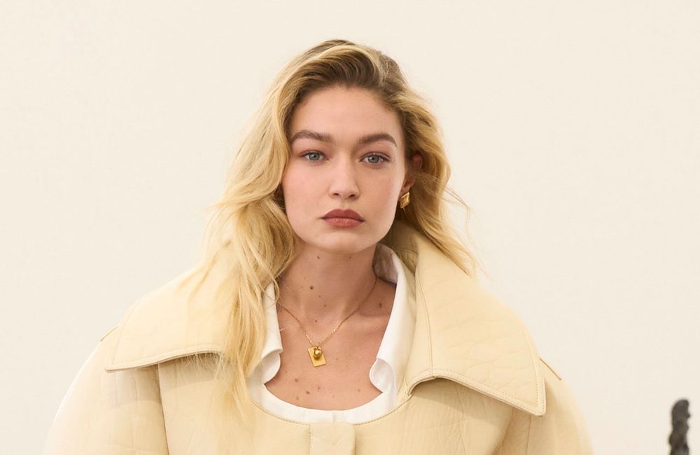 Cette couleur détonante est le must-have de la saison