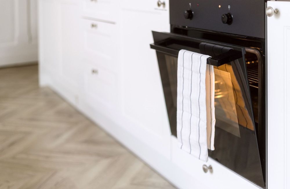 Pourquoi vous devriez arrêter d’accrocher un torchon à la porte du four