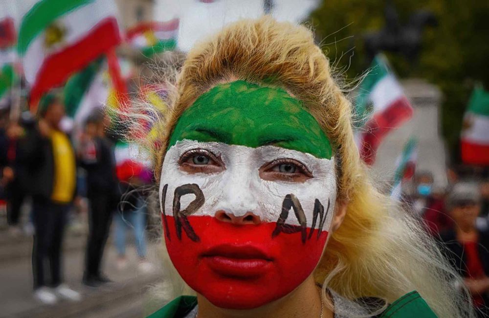 Islamisme, voile, Israël… Des jeunes Iraniennes racontent leur quotidien pour Mona Jafarian
