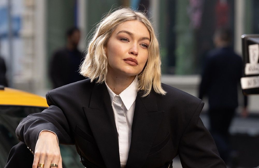 Coupe au carré et coloration noire : Gigi Hadid apparaît totalement métamorphosée sur les réseaux