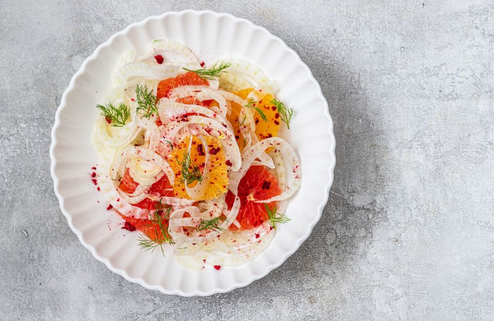 Cette recette de salade de saison contient tous les ingrédients tendance de cet automne-hiver : fenouil, olive et pistache