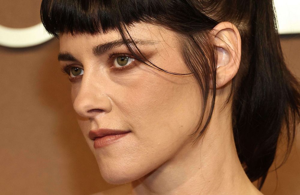 Tempes rasées, micro frange et queue-de-cheval glamour : Kristen Stewart signe un nouveau look capillaire audacieux