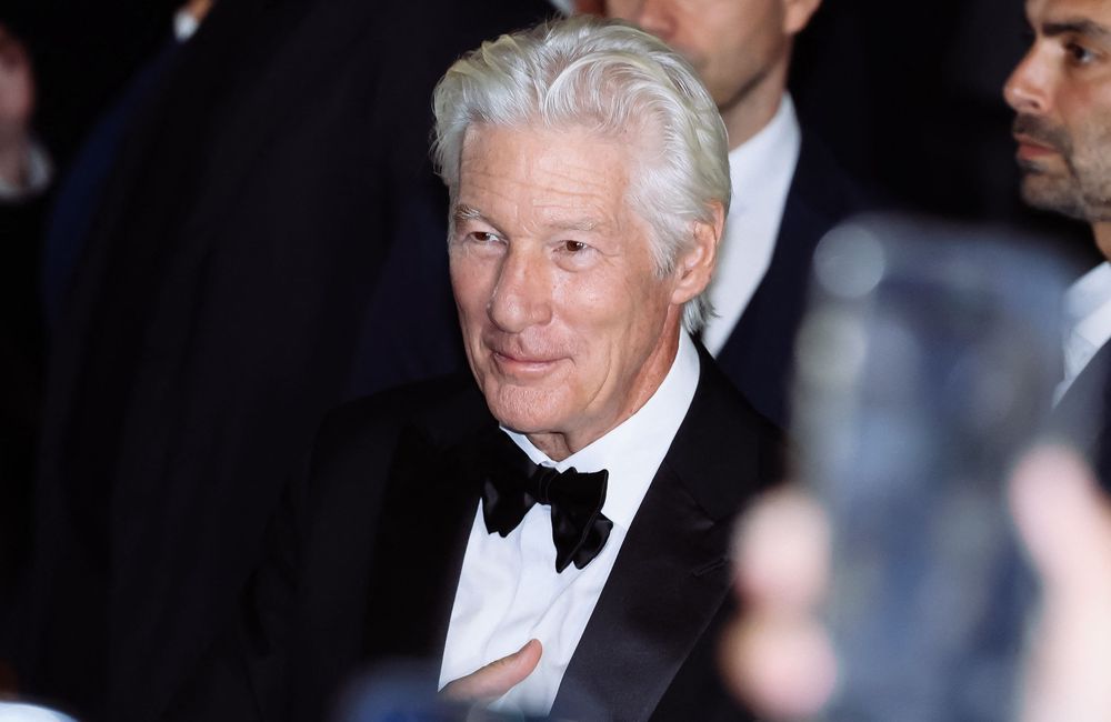 Le dernier défilé d’Armani : pourquoi la présence de Richard Gere en disait long sur son lien avec le créateur italien