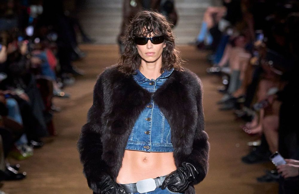 Ces petits détails qui différencient le jean slim du skinny