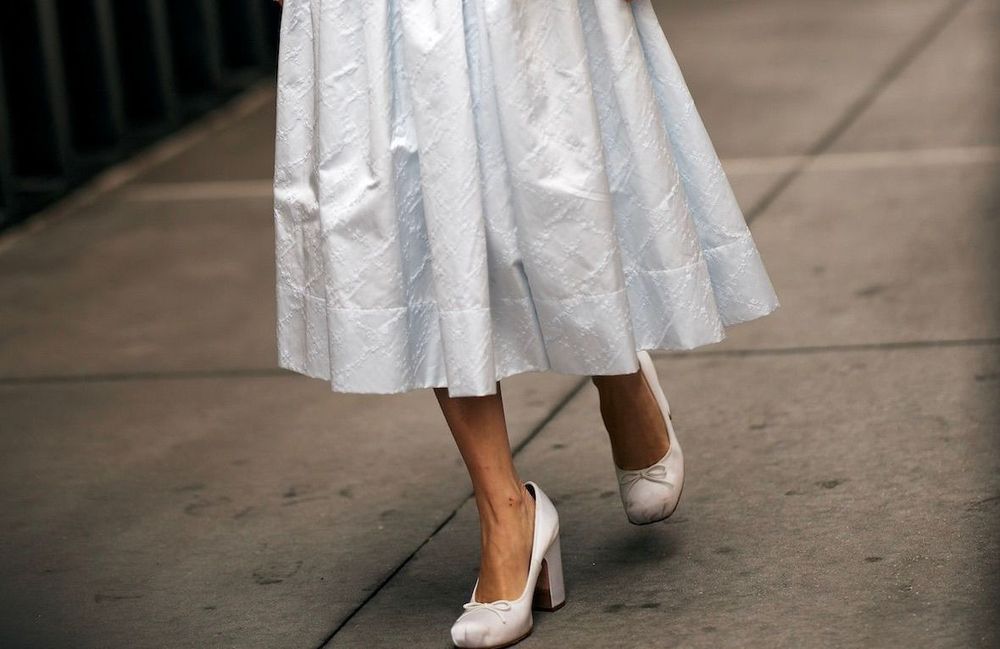 Toujours aussi tendance, la ballerine prend de la hauteur sans perdre en confort