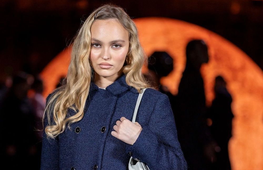 Lily-Rose Depp remet au goût du jour cette robe romantique pour le printemps