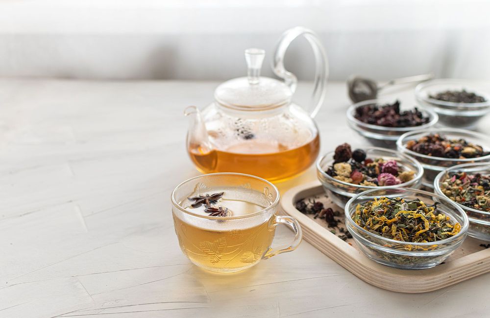 Noir, vert, blanc ou oolong : quel thé contient le plus de théine ?