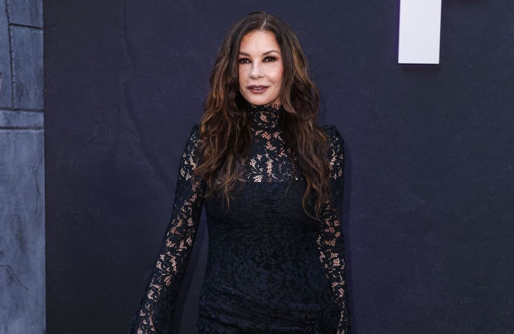À 56 ans, Catherine Zeta Jones utilise la technique du makeup monochrome pour un teint lumineux et naturel