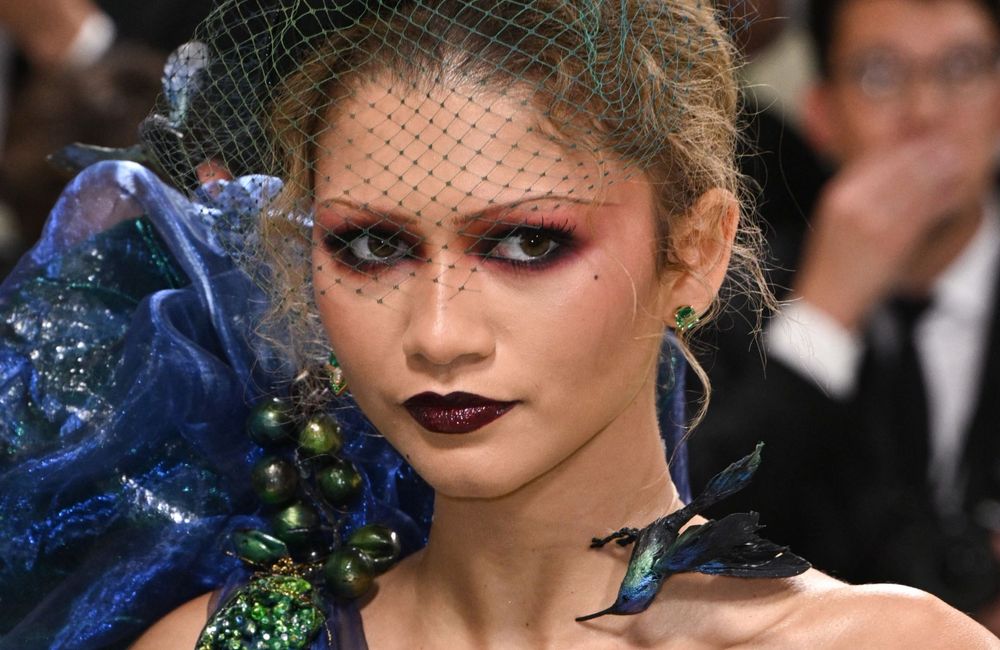 Met Gala 2024 : Zendaya dévoile sa part d’ombre et ose un makeup monochrome hypnotique