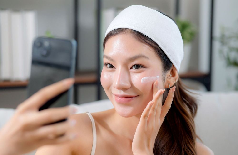 Ces 3 erreurs skincare normalisées sur les réseaux sociaux abîment vraiment votre peau