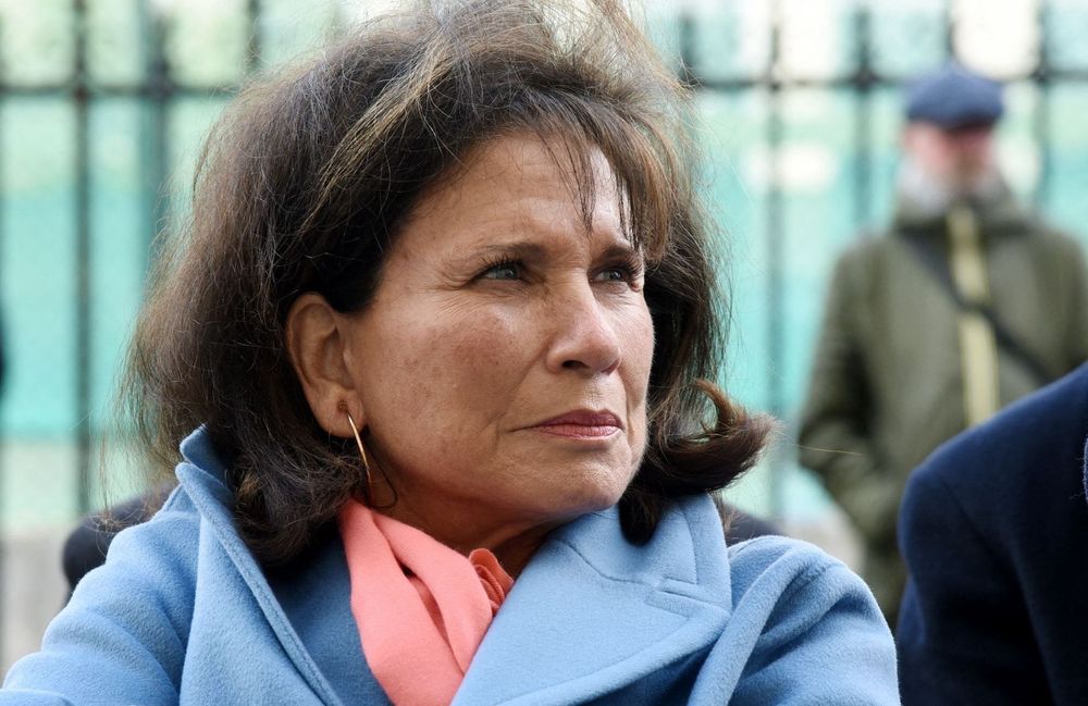 Anne Sinclair en deuil : elle annonce le décès de son époux Pierre Nora à l’âge de 93 ans