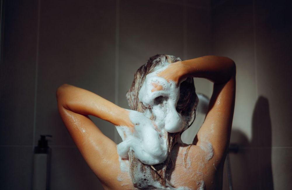 Qu’est-ce que le « sandwich shampoo » : cette technique hydratante, virale sur TikTok et approuvée par les coiffeurs