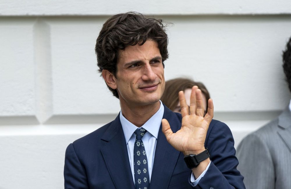 Jack Schlossberg, le neveu de JFK Jr., s’en prend à la série « Love Story » dans une interview vidéo