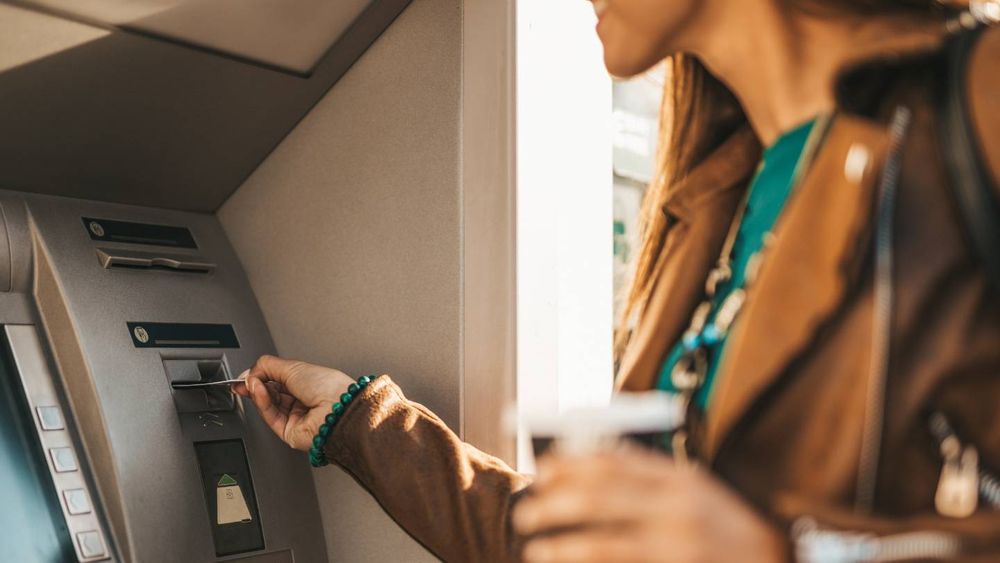 Carte bancaire : mauvaise nouvelle, retirer de l'argent en 2024 coûte toujours plus cher