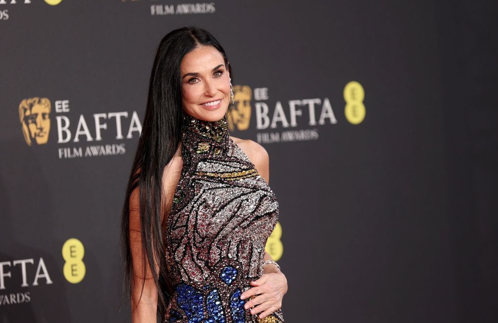 Demi Moore éblouit le tapis rouge des BAFTA avec une robe scintillante McQueen