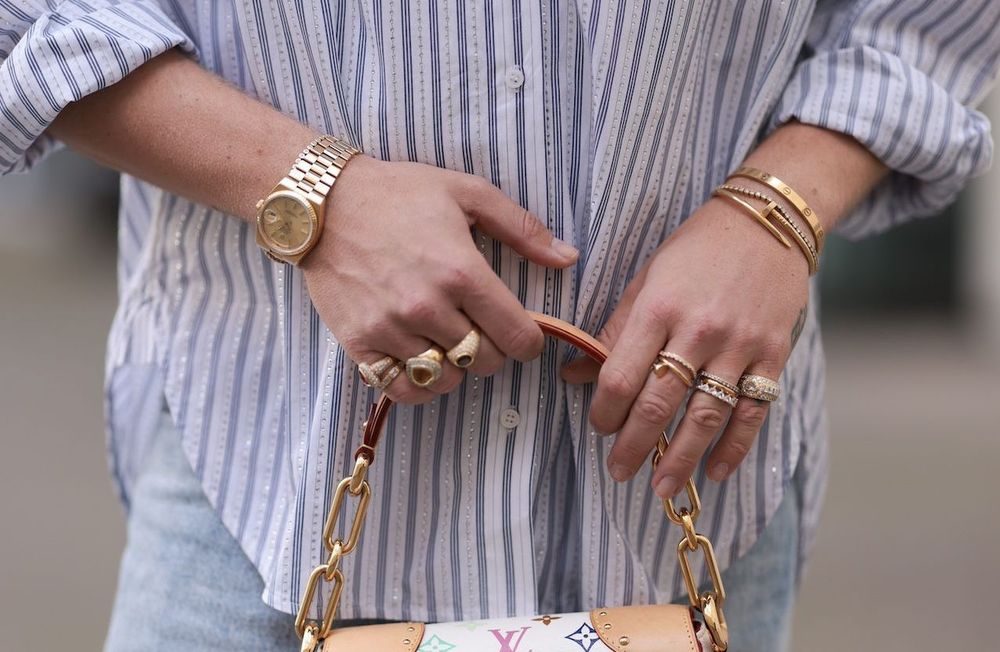 Qu’est-ce que le ring stacking, l’art de superposer ses bagues qui séduit la Gen Z et les maisons de luxe ?