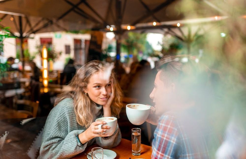 Ces sujets sur lesquels 35 % des célibataires mentent à leurs premiers rendez-vous amoureux