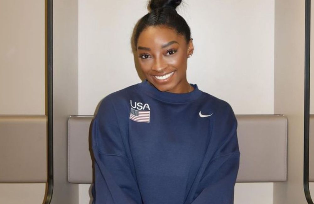 Simone Biles : l’athlète adore ce crayon pour maquiller ses lèvres sensibles