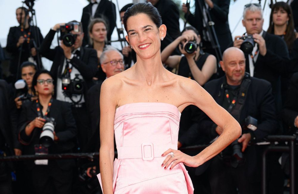 En robe rose fuchsia, Suzanne Lindon rend hommage au look emblématique de Marilyn Monroe