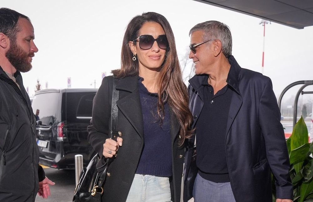 Amal Clooney prouve que le jean délavé peut être très élégant