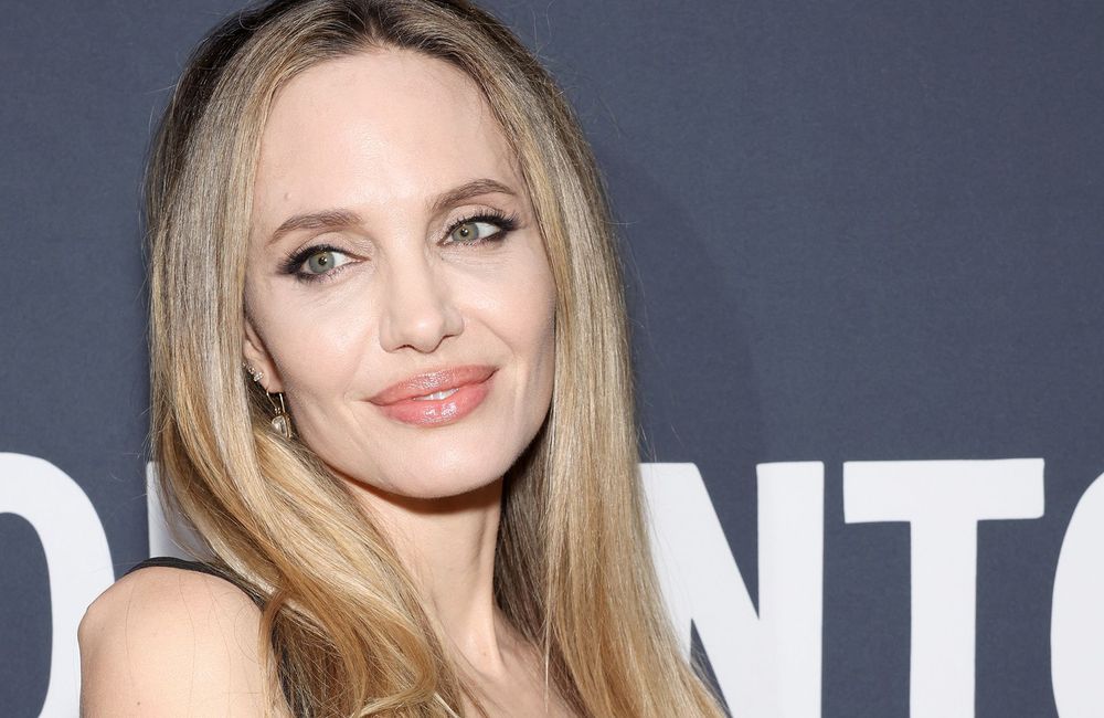 Transformée, Angelina Jolie prend la pose avec une chevelure bouclée