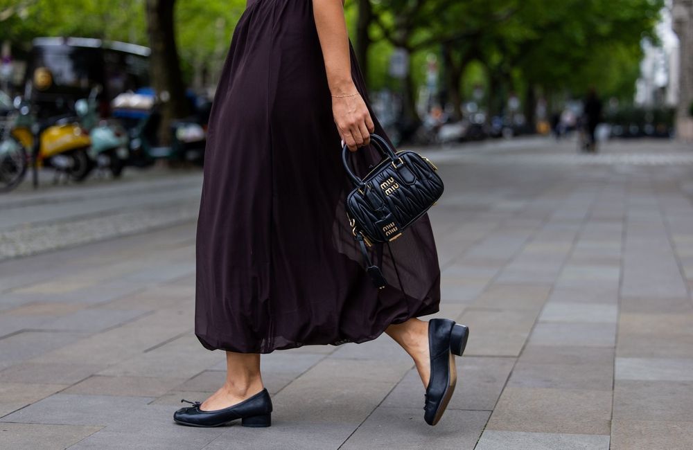 La ballerine prend de la hauteur : pourquoi ce soulier rétro sera partout en 2026