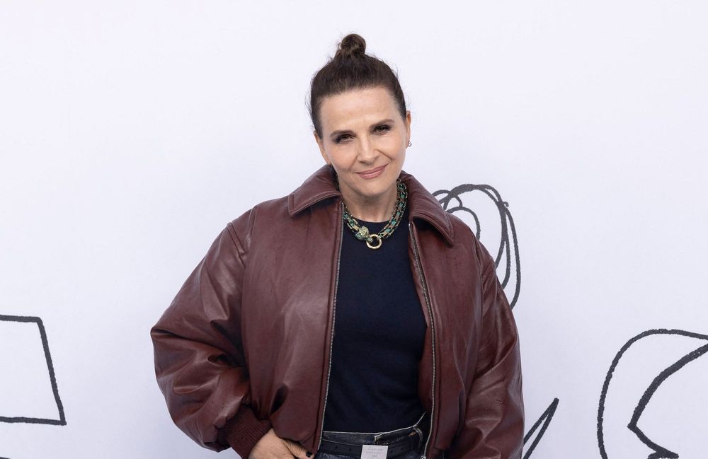 À la Fashion Week de Paris, Juliette Binoche détonne avec ses silhouettes masculines/féminines